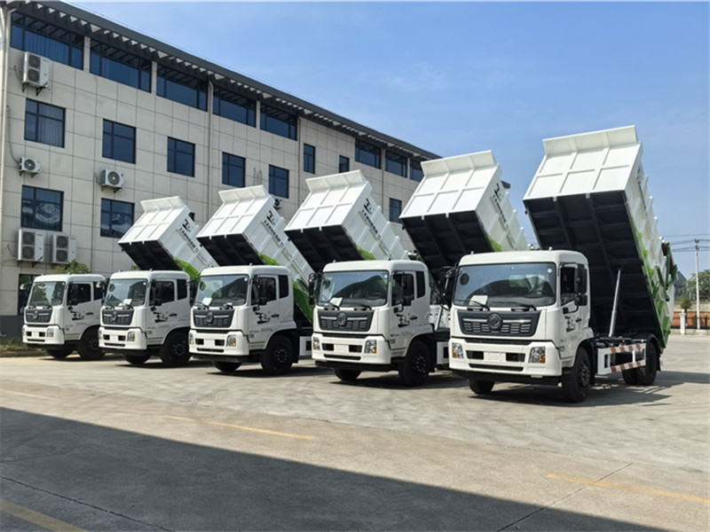 5臺東風天錦垃圾轉運車整裝待發(fā)